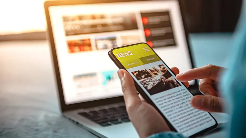 员工在手机上阅读 Blickle 新闻